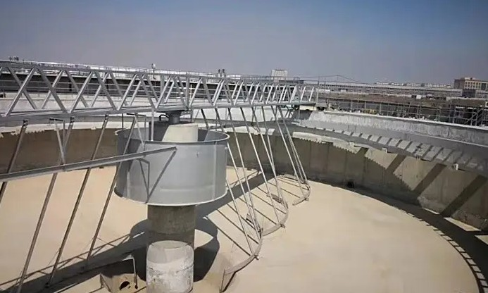 ZQXN型(xing)週邊傳動全橋(qiao)虹吸式(shi)吸泥機