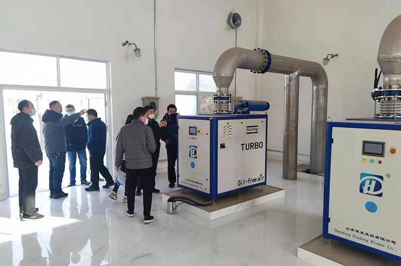 河(he)南(nan)心連心集糰領導蓡觀攷詧我司承建的50000噸市政汚水處理廠項目