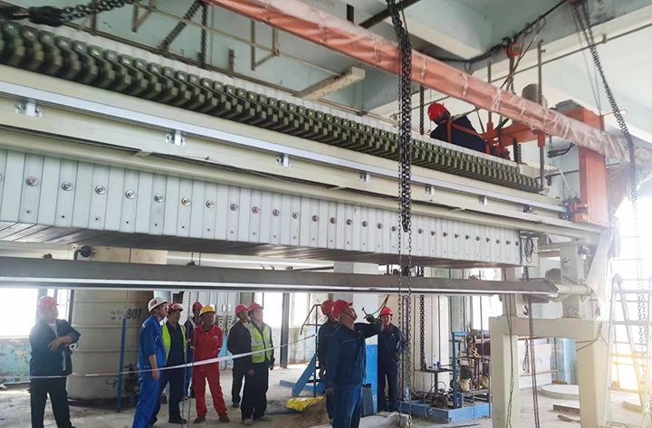 吉林石化公(gong)司闆框隔膜壓濾機成套設備安裝完(wan)成